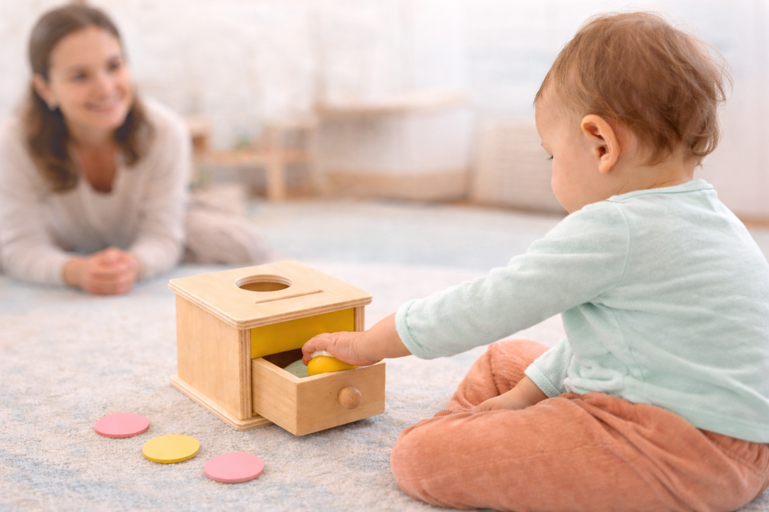 Монтесори кутия за постоянство на обекта, използвана от малко дете на пода